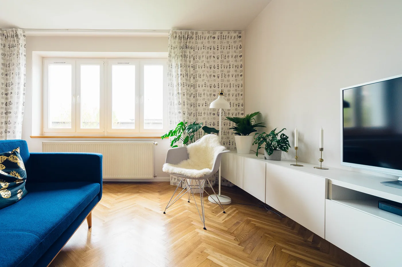 Lichte Nederlandse woonkamer met een comfortabele temperatuur dankzij een airco