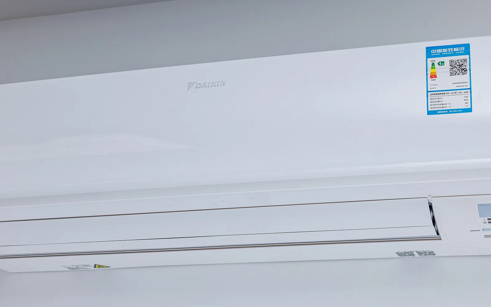 Modern wandmodel airco (split-unit) in een lichte woonkamer